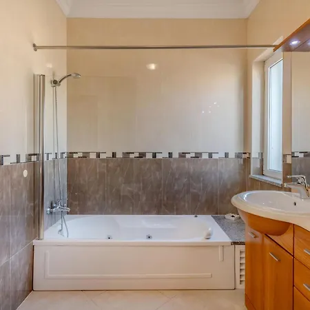 Colibri By Interhome Patroves