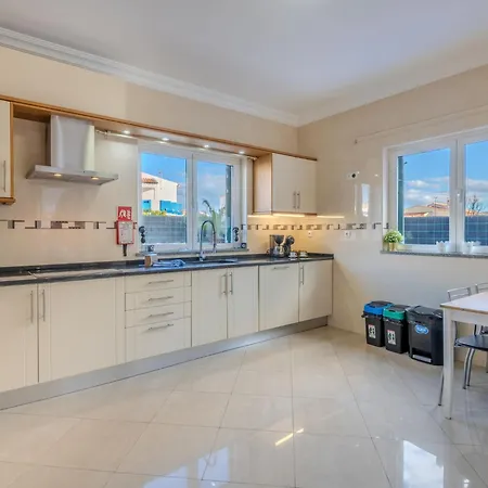 فيلة Colibri By Interhome Patroves