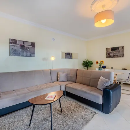 Colibri By Interhome Patroves